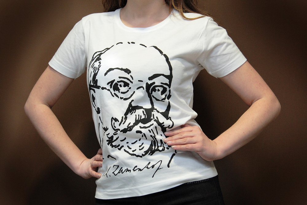 biały t-shirt z czarnym nadrukiem portretu Ludwika